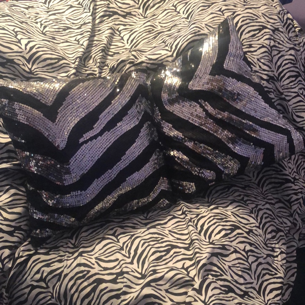 Sequined pillow set